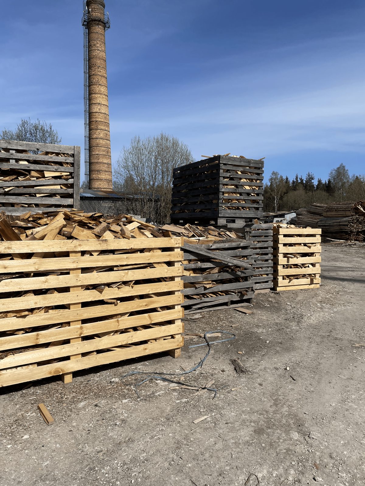 Kapbitar som ved – tippbilslass ca 15 löskubik